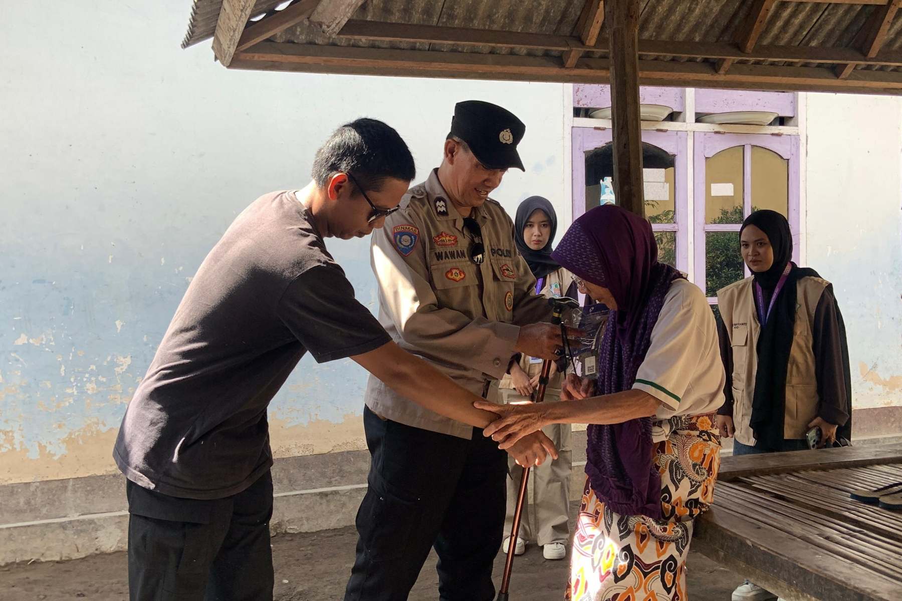 Kemanusiaan dalam Seragam, Polsek Lembar Distribusikan Bantuan Tongkat kepada Warga Disabilitas