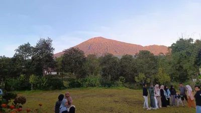 Sejumlah wisatawan lokal menikmati panorama Gunung Rinjani saat pagi hari di Kecamatan Sembalun, Kabupaten Lombok Timur, NTB.