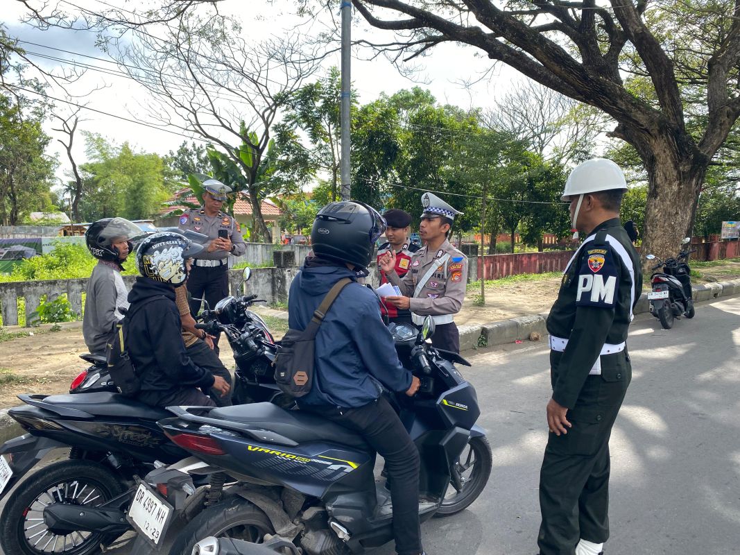 Edukasi dan Teguran Persuasif Warnai Operasi Patuh di Timur Bundaran GMS, Lombok Barat