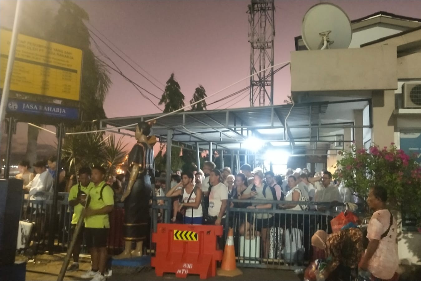 Pelabuhan Lembar Padat Wisatawan Asing, Imbas Penutupan Fast Boat Akibat Cuaca Buruk