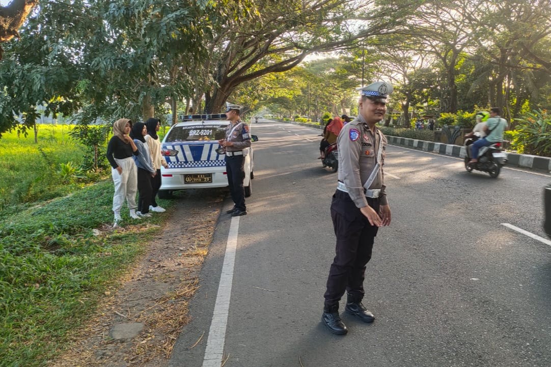 Edukasi dan Pencegahan 3C di Jalur Vital BIL oleh Satlantas Lombok Barat