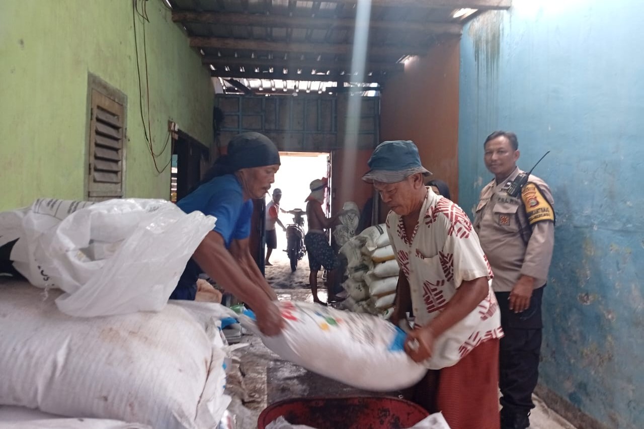 Jaga Ketahanan Pangan, Polisi Pantau Pupuk di Merembu Barat