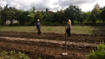 Bhabinkamtibmas Kediri Dorong Ketahanan Pangan di Plowok Selatan