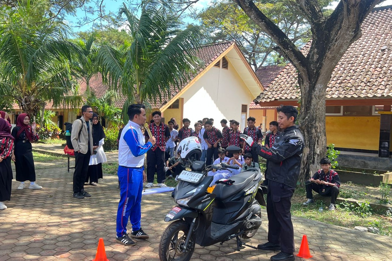 SMKN 2 Gerung Jadi Lokasi Edukasi Safety Riding Satlantas Lombok Barat