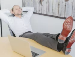 Malas Tapi Dipuji? Ini Trik Karyawan Paling ‘Licik’ di Kantor