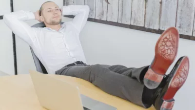 Malas Tapi Dipuji? Ini Trik Karyawan Paling ‘Licik’ di Kantor