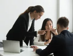 Dijatuhkan Rekan Kerja? Balas dengan Cara Ini