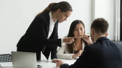 Dijatuhkan Rekan Kerja? Balas dengan Cara Ini