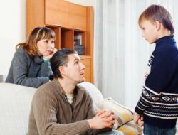 Tumbuh dengan Orang Tua yang Selalu Benar? Ini Harga Psikologisnya