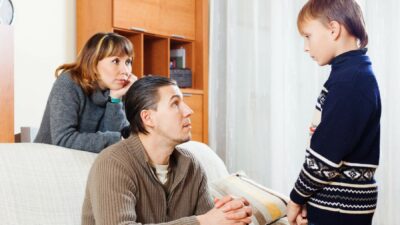 Tumbuh dengan Orang Tua yang Selalu Benar? Ini Harga Psikologisnya