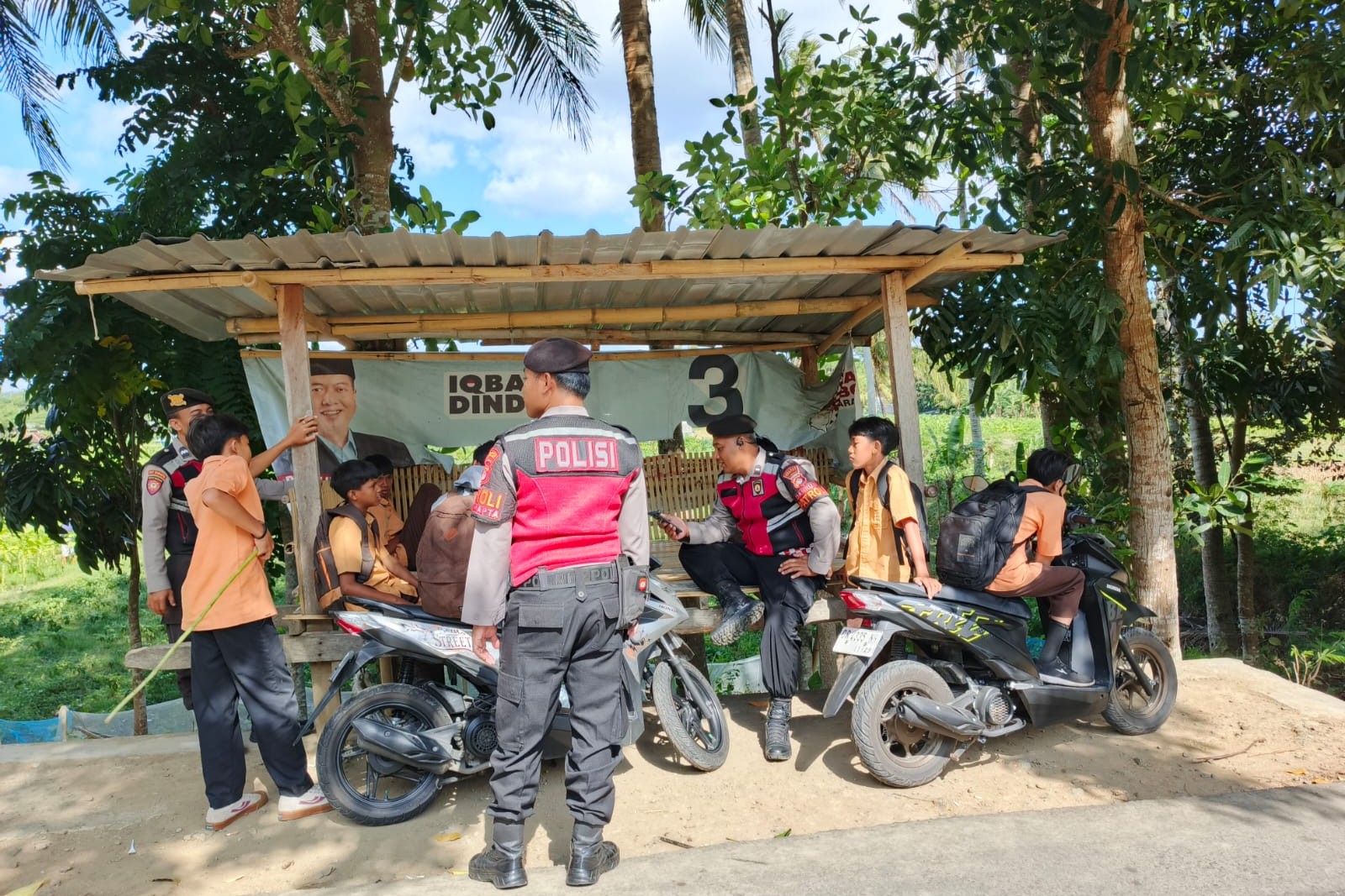 Jaga Kamtibmas, Samapta Polres Lobar Sosialisasikan KEMOS 110 di Kecamatan Gerung