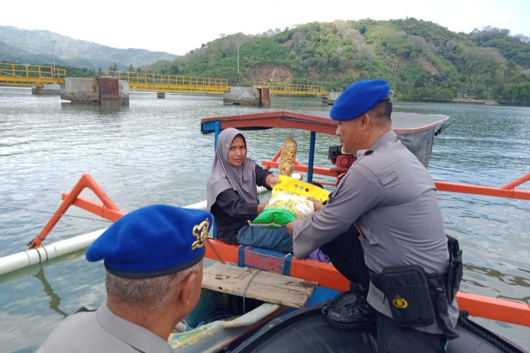 Polri Peduli, Polres Lombok Barat Gelar Gerakan Pangan Murah di Pesisir Lembar