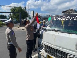 Kapolres Lombok Utara Gelar Bagikan Bendera Merah Putih di Jalan Raya