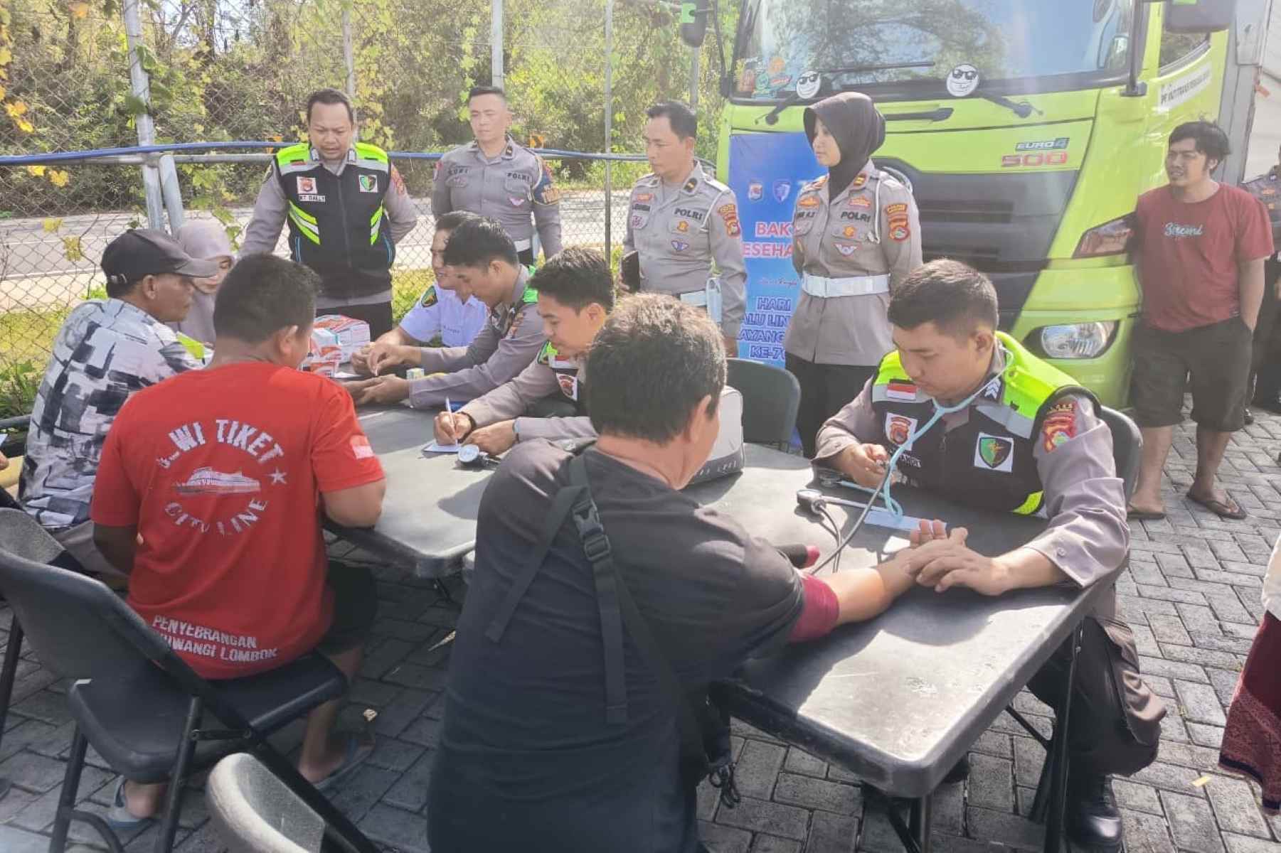 Polres Lombok Barat Gelar Bakti Kesehatan Gratis di Pelabuhan Gilimas Lembar