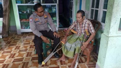 Polri Hadir untuk Masyarakat: Bantuan Tongkat Disalurkan di Desa Lembar Selatan, Lombok Barat