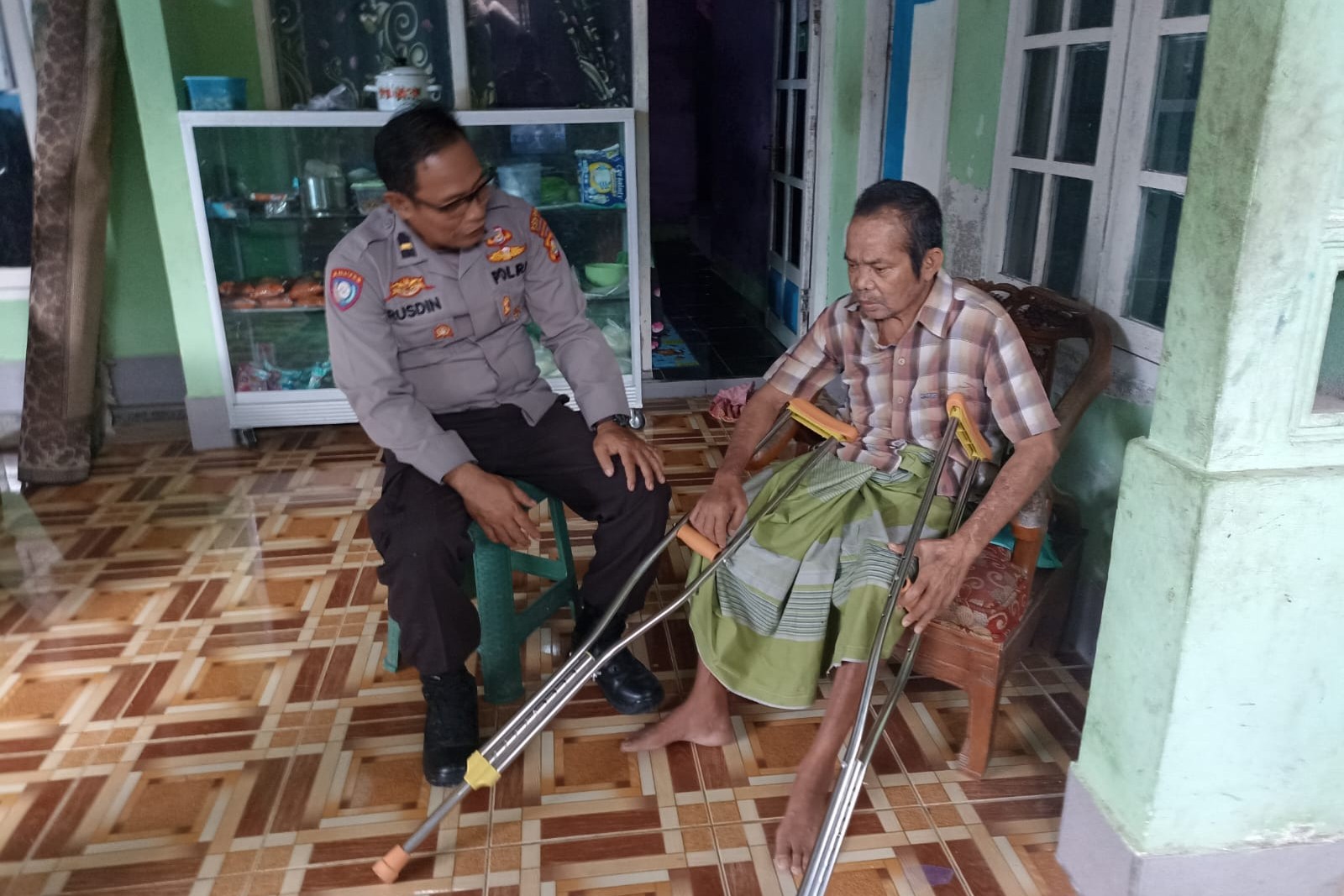 Polri Hadir untuk Masyarakat: Bantuan Tongkat Disalurkan di Desa Lembar Selatan, Lombok Barat