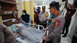 Kapolri Listyo Sigit Kunjungi Korban Ledakan SMAN 72 di RSI Cempaka Putih