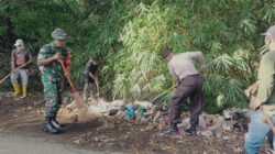 Sinergi Bhabinkamtibmas, Babinsa, dan Warga Wujudkan Desa Bersih: Gotong Royong di Seteluk Tengah Jadi Contoh Kebersamaan