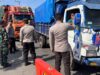 Personel Kpl Poto Tano Laksanakan Pemeriksaan Kendaraan Di Kawasan Pintu Keluar Masuk Pelabuhan