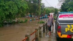 Hujan dan Angin Kencang, Puluhan Rumah di Tiga Desa di Wilayah Kecamatan Madapangga Teredam Banjir Polsek Madapangga Bantu Warga