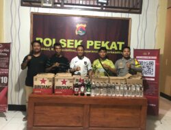 POLSEK PEKAT AMANKAN RATUSAN BOTOL MIRAS DALAM OPERASI PEMBERANTASAN PEREDARAN ILEGAL