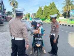 SATLANTAS POLRES DOMPU BERSAMA JASA RAHARJA BAGIKAN HELM SNI UNTUK ANAK-ANAK