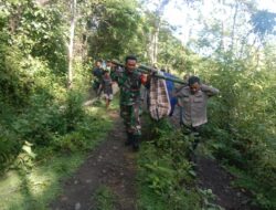 Bhabinkamtibmas dan Warga Marente Tandu Pasien Melewati Akses Jalan Rusak