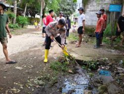 Polsek Sekotong, Warga & KKN Bersihkan Got di Lombok Barat