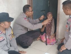 Polri Humanis! Polres Lombok Barat Salurkan Tongkat untuk Lansia dan Penyandang Lumpuh