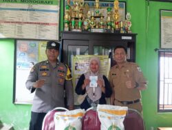 Briptu Baori Rozak Anjani melaksanakan kegiatan pendampingan pendistribusian bantuan pangan dari Perum Bulog