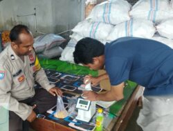 Polsek Gerung Dampingi Bulog Cek Kualitas Jagung Petani di Lombok Barat