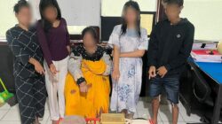 PENGGEREBEKAN BESAR-BESARAN DI KAMPUNG RAWAN NARKOBA, LIMA TERDUGA PELAKU SABU DIAMANKAN SATRESNARKOBA POLRES DOMPU