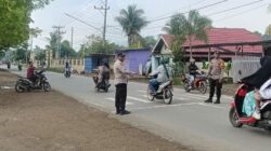 Rawan Pagi, Polsek Woha Laksanakan Pengaturan Arus Lalulintas di depan SMAN I Woha