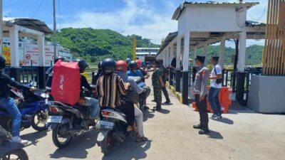Antisipasi Kerawanan Nataru: Polsek Lembar Cek Dokumen Kendaraan Kapal