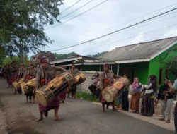 Kawal Tradisi Sasak, Personel Polsek Sekotong Berhasil Amankan Rombongan Nyongkolan dari Praya