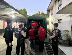 Unit Patmor Sat Samapta Polres Dompu Kawal Ketat Tahanan Menuju Sidang di PN Dompu