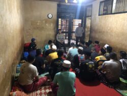 SAT BINMAS POLRES DOMPU TINGKATKAN PEMBINAAN KEAGAMAAN MELALUI KHOTBAH JUMAT DAN CERAMAH KEPADA TAHANAN