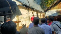 SINERGITAS POLRI, DAMKAR DAN MASYARAKAT BERHASIL PADAMKAN KEBAKARAN RUMAH DI KELURAHAN BALI DOMPU