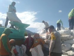 BHABINKAMTIBMAS POLSEK WOJA PANTAU PROSES PENGGILINGAN DAN PENJEMURAN JAGUNG WARGA DI DESA SANEO