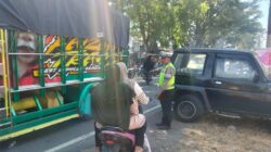 SATLANTAS POLRES DOMPU LAKSANAKAN PENGAMANAN DAN PENGATURAN ARUS LALU LINTAS PADA AKSI UNJUK RASA, SITUASI BERJALAN AMAN DAN KONDUSIF