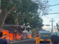 KEBAKARAN HANGUSKAN TUJUH UNIT KIOS DI DOROTANGGA, POLSEK DOMPU LAKUKAN PENGAMANAN DAN PENGATURAN ARUS LALU LINTAS