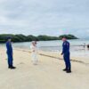 Personel Pospam Siaga SAR Ditpolairud Polda NTB Intensifkan Himbauan Keselamatan di Pantai Kuta Mandalika