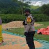 Pantau Masa Panen, Bhabinkamtibmas Desa Sebeok Pastikan Kelancaran Hasil Pertanian Jagung Warga