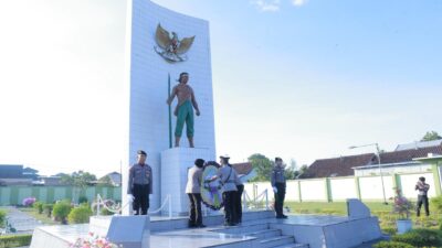 Sambut Hari Bhayangkara ke-80, Kapolda NTB Pimpin Ziarah dan Tabur Bunga di TMP Majeluk