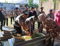 Peringati Hari Bhayangkara Ke-80, Polres Sumbawa Gelar Upacara Tabur Bunga dan Ziarah Makam