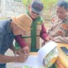 Polsek Gerung Kawal Penyaluran Bantuan Benih Jagung di Desa Beleka