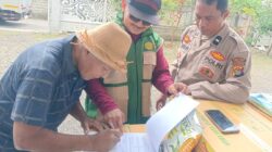 Polsek Gerung Kawal Penyaluran Bantuan Benih Jagung di Desa Beleka