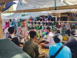 Bhabinkamtibmas Desa Pringgabaya Jalin Silaturahmi dengan Juru Parkir dan Buruh Pasar, Sampaikan Imbauan Kamtibmas