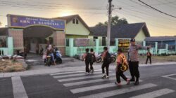 Personel Polsek Sambelia Lakukan Pengaturan Lalu Lintas, Wujudkan Keamanan dan Keselamatan Pengguna Jalan