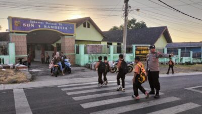 Personel Polsek Sambelia Lakukan Pengaturan Lalu Lintas, Wujudkan Keamanan dan Keselamatan Pengguna Jalan